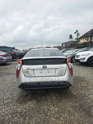 Toyota Prius 4dr Hatchback (1.8L 4cyl gas/electric hybrid CVT) 2016