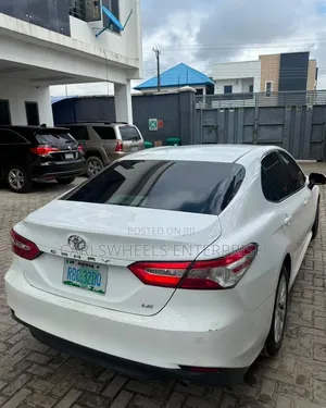 Toyota Camry LE FWD (2.5L 4cyl 8AM) 2018 White