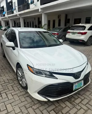 Toyota Camry LE FWD (2.5L 4cyl 8AM) 2018 White