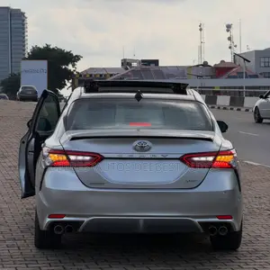 Toyota Camry 2018 Silver