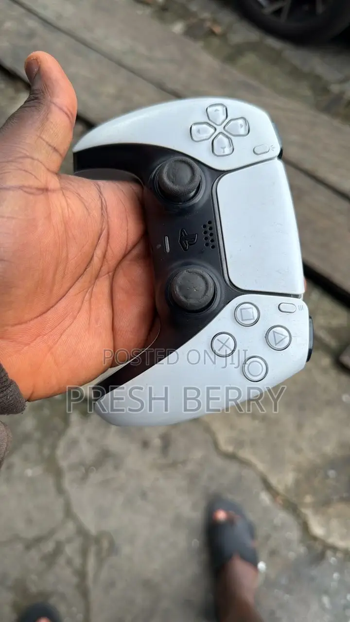 Clean PS 5 Controller