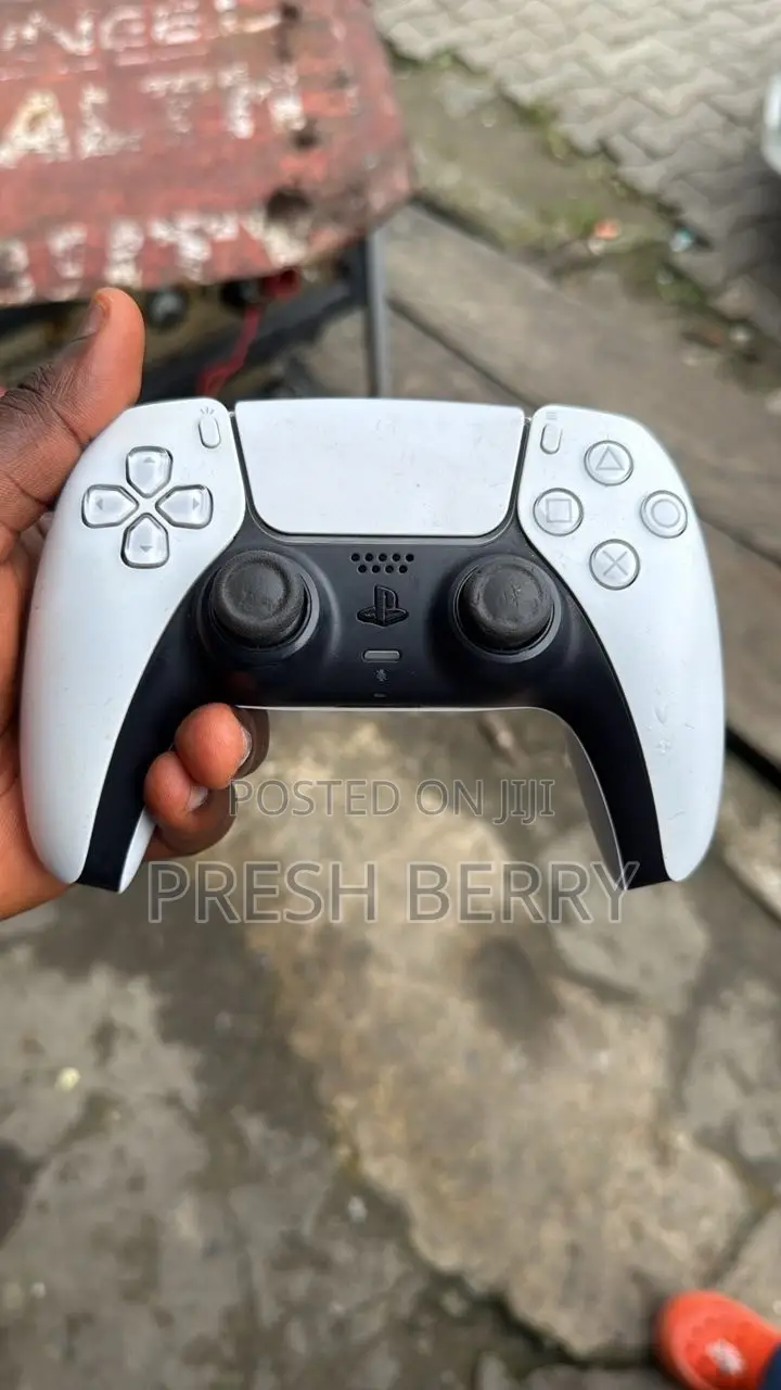 Clean PS 5 Controller