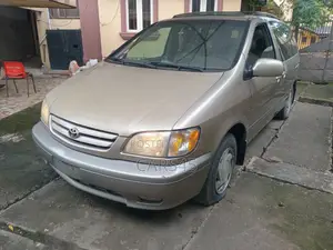 Toyota Sienna 2002 Gold