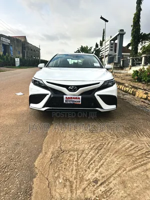 Toyota Camry SE (2.5L 4cyl 8A) 2019 White