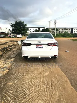 Toyota Camry SE (2.5L 4cyl 8A) 2019 White
