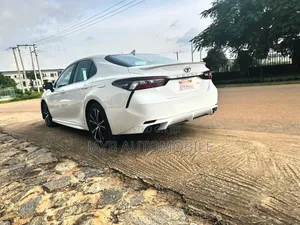 Toyota Camry SE (2.5L 4cyl 8A) 2019 White