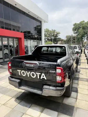 New Toyota Hilux 2025 Black