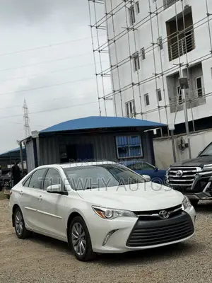 Toyota Camry XLE 4dr Sedan (2.5L 4cyl 6A) 2017 White