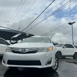 Toyota Camry SE 4dr Sedan (2.5L 4cyl 6A) 2013 White