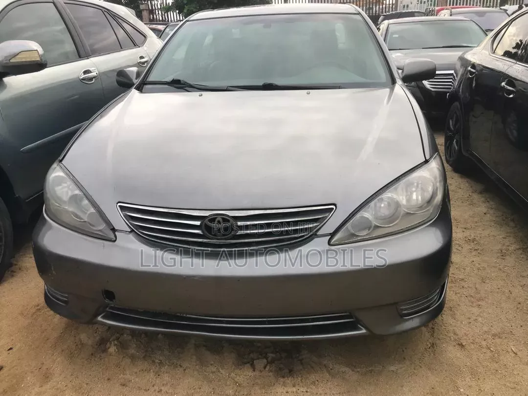 Toyota Camry 2005 Gray