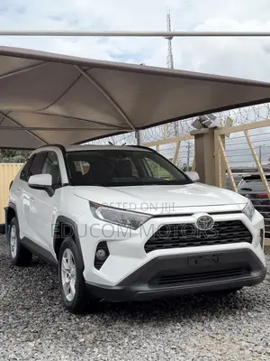 Toyota RAV4 XLE 2021 White