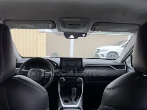 Toyota RAV4 XLE 2021 White