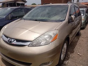 Toyota Sienna XLE 7 Passenger 2010 Gold