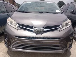 Toyota Sienna XLE 7 AWD 2020 Gray
