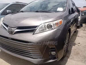 Toyota Sienna XLE 7 AWD 2020 Gray