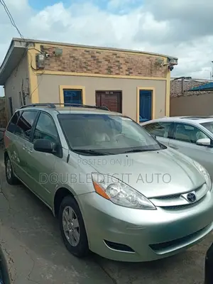Toyota Sienna 2010 Green