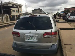 Toyota Sienna 2000 Silver