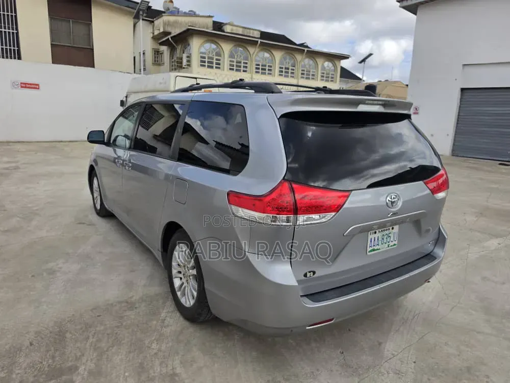 Toyota Sienna 2011 Silver
