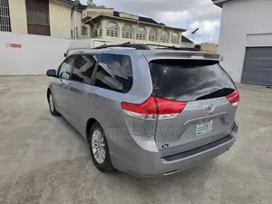 Toyota Sienna 2011 Silver