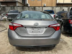 Toyota Corolla LE 4dr Sedan (1.8L 4cyl CVT) 2015 Gold