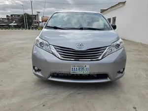 Toyota Sienna 2011 Silver