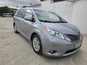 Toyota Sienna 2011 Silver