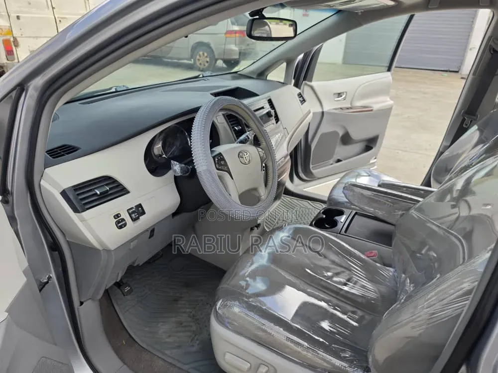 Toyota Sienna 2011 Silver