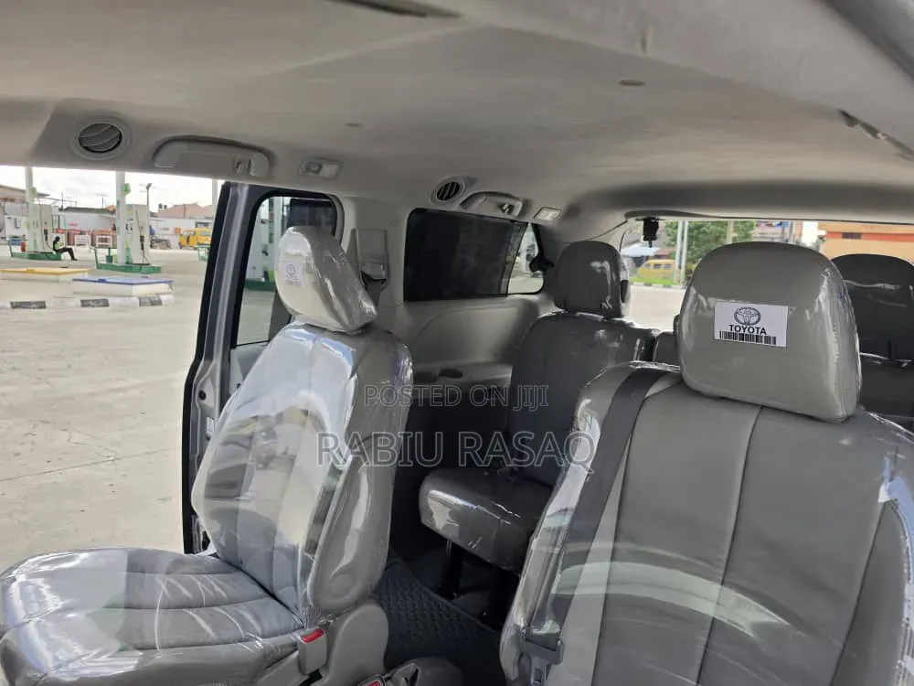 Toyota Sienna 2011 Silver