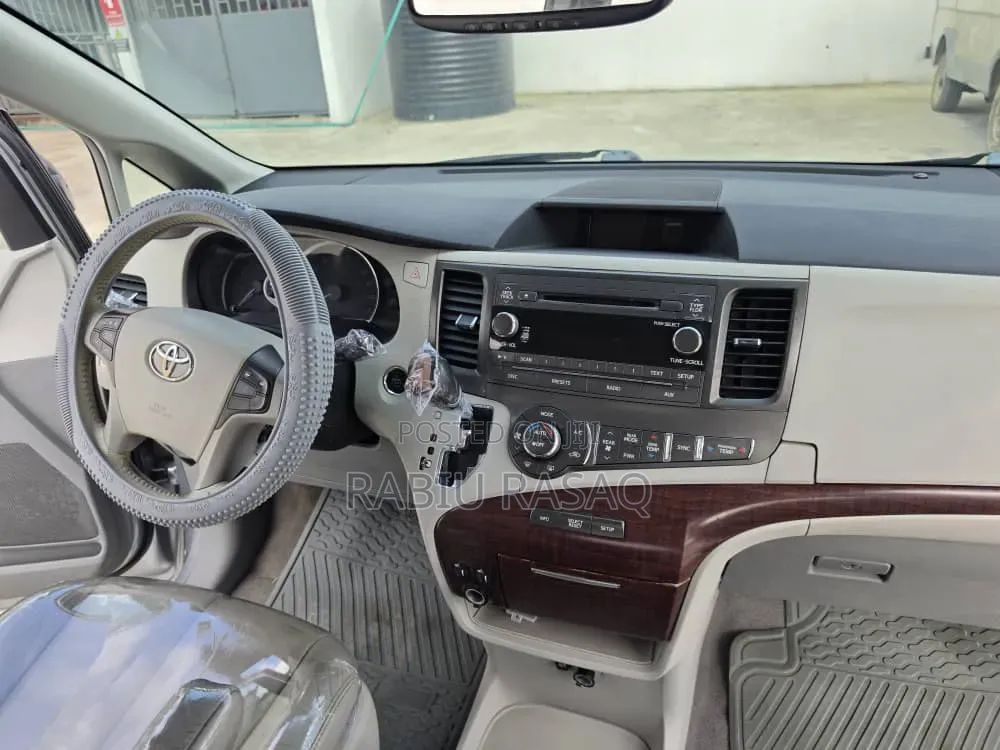 Toyota Sienna 2011 Silver