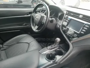 Toyota Camry SE FWD (2.5L 4cyl 8AM) 2018 Red
