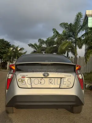 Toyota Prius 4dr Hatchback (1.8L 4cyl gas/electric hybrid CVT) 2016 Silver 