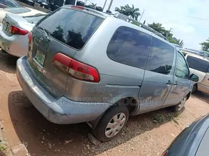 Toyota Sienna 2001