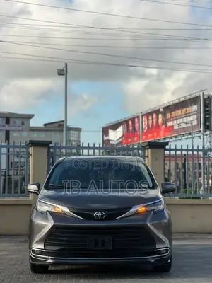 Toyota Sienna XLE AWD 7-Passenger 2023 Silver