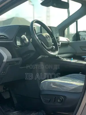 Toyota Sienna XLE AWD 7-Passenger 2023 Silver