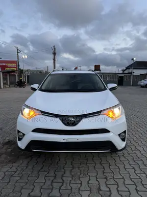 Toyota RAV4 XLE 4dr SUV (2.5L 4cyl 6A) 2018 White