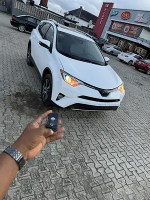 Toyota RAV4 XLE 4dr SUV (2.5L 4cyl 6A) 2018 White