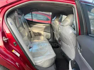 Toyota Camry SE FWD (2.5L 4cyl 8AM) 2018 Red