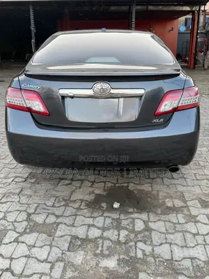 Toyota Camry XLE 4dr Sedan (2.5L 4cyl 6A) 2012 Gray