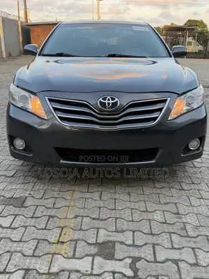 Toyota Camry XLE 4dr Sedan (2.5L 4cyl 6A) 2011 Gray