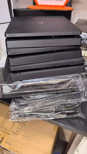 Uk PS4 Slim/2Controller/10Games