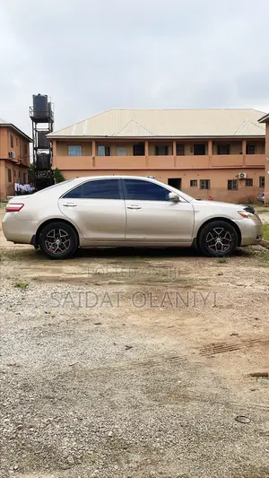 Toyota Camry LE 4dr Sedan (2.4L 4cyl 5A) 2009 Gold