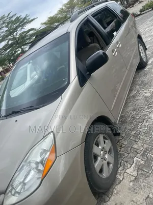 Toyota Sienna LE 2009 Gold