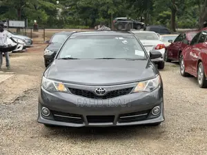 Toyota Camry SE 4dr Sedan w/Prod. End 11/13 (2.5L 4cyl 6A) 2014 Gray