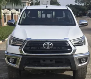 Toyota Hilux 2022 White