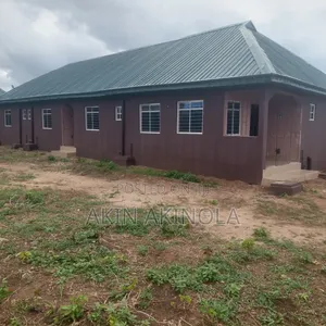 6bdrm Apartment in Idoye Town, Agbara-Igbesan for sale