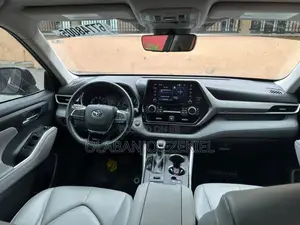 Toyota Highlander XLE 2021 Gray