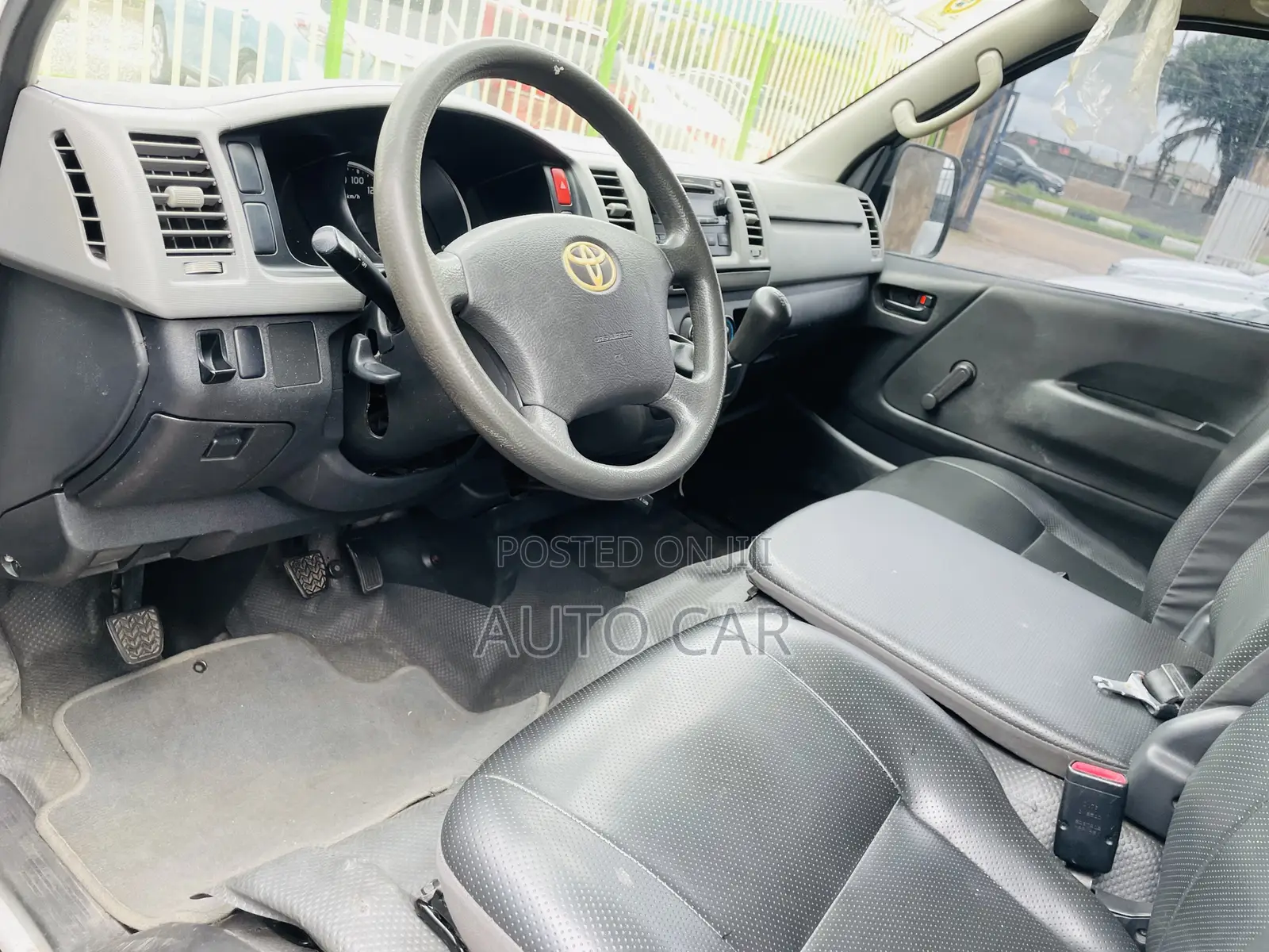 Toyota HiAce 2013 White