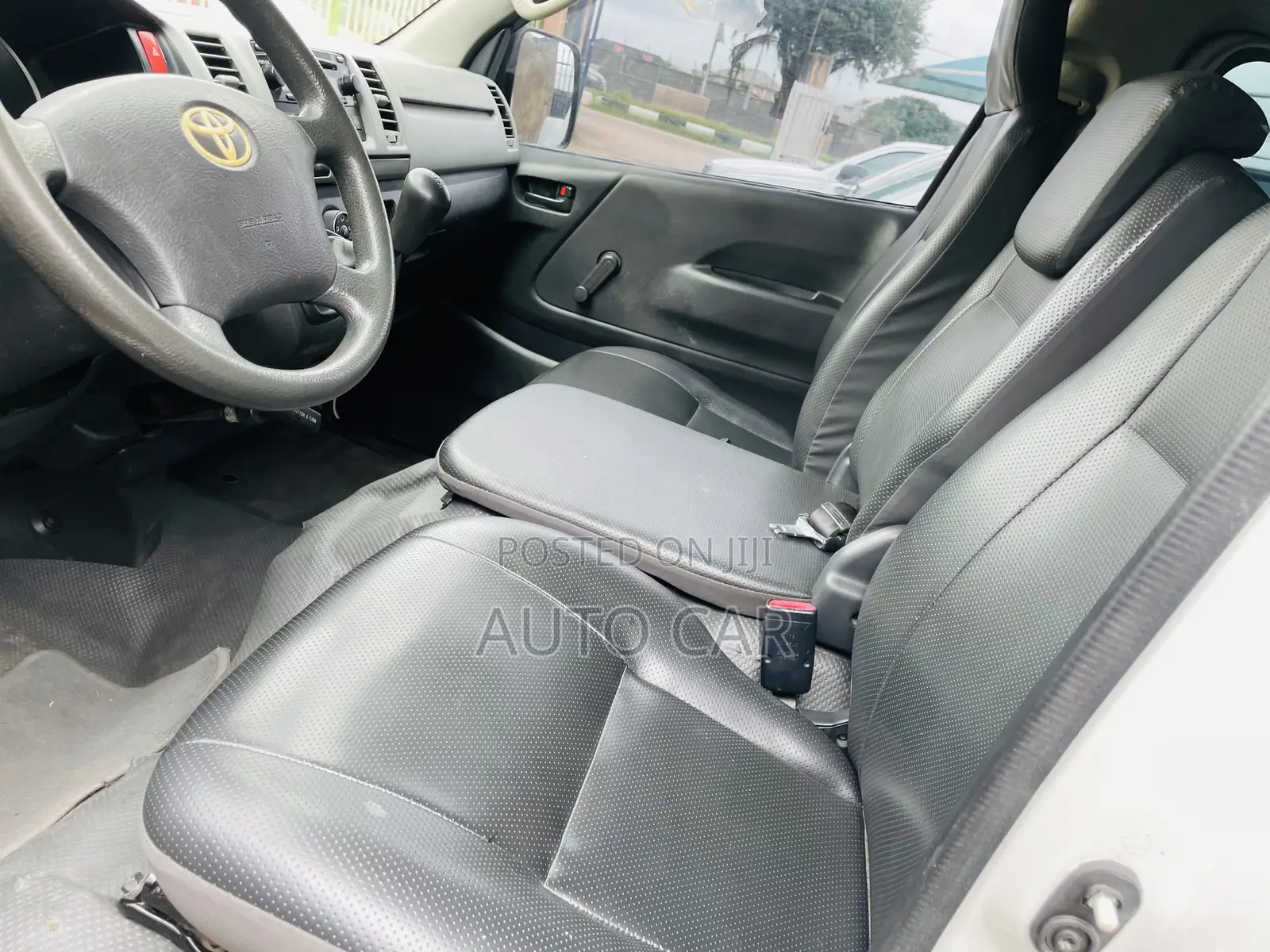 Toyota HiAce 2013 White