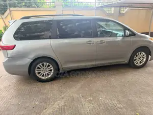 Toyota Sienna XLE Premium 8-Passenger 4dr Minivan (3.5L 6cyl 6A) 2015