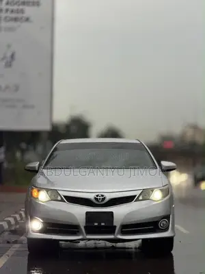 Toyota Camry SE 4dr Sedan (2.5L 4cyl 6A) 2013 Silver